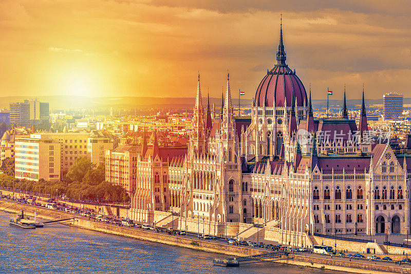 旅游和欧洲旅游的概念。匈牙利布达佩斯的议会和河边观光船在夏日日落。