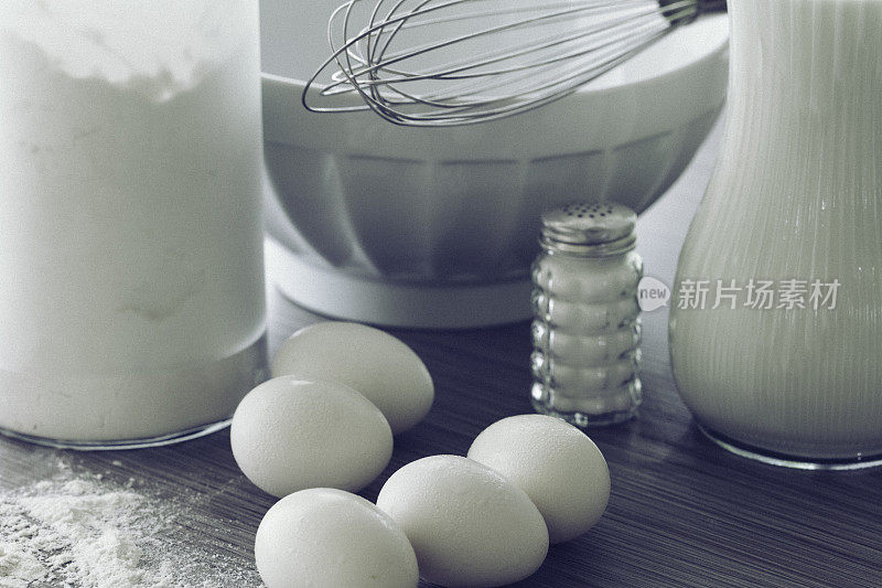 许多食谱的基本原料的特写镜头，如鸡蛋，牛奶，面粉和盐。
