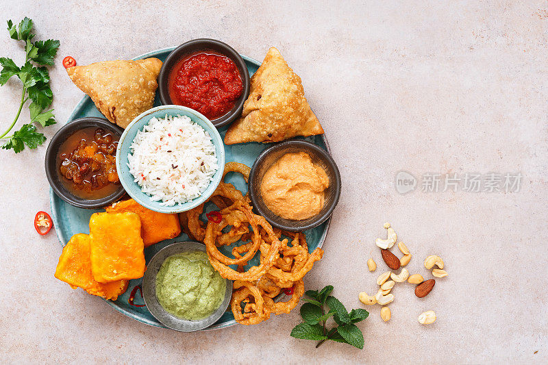 印度素食塔利与吉拉米，不同的小吃和蘸料