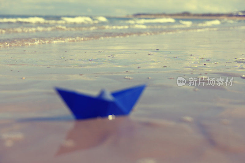 海边的蓝色折纸船
