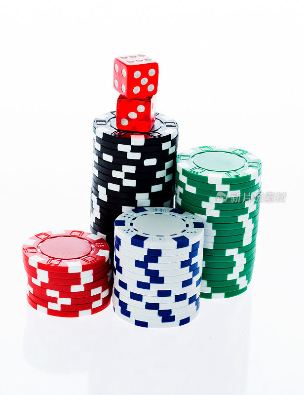 白色背景上的扑克筹码和骰子