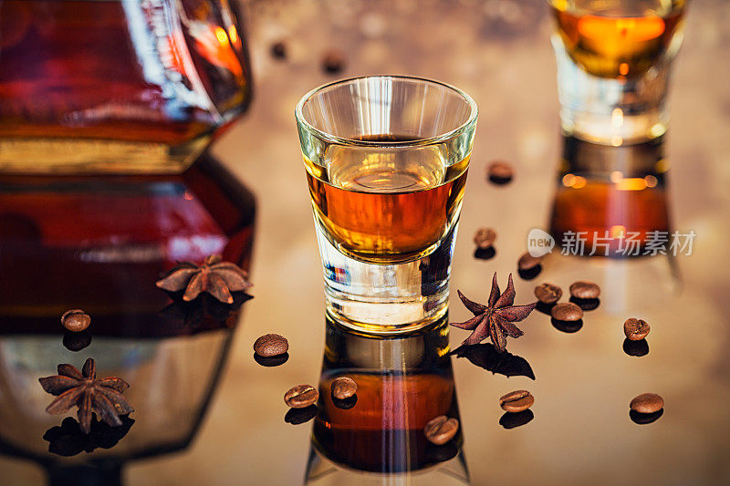 干邑或利口酒，咖啡豆和香料放在玻璃桌子上。