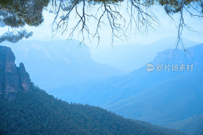 雨中的蓝山