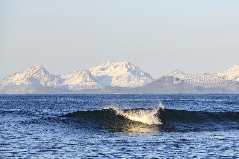 罗浮敦群岛的海浪拍打着Austvagoy海岸