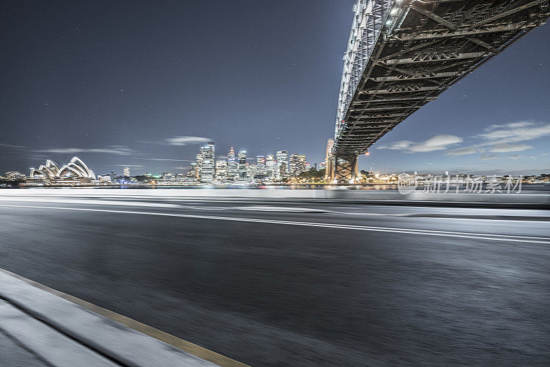 模糊运动公路下的悉尼海港大桥，澳大利亚