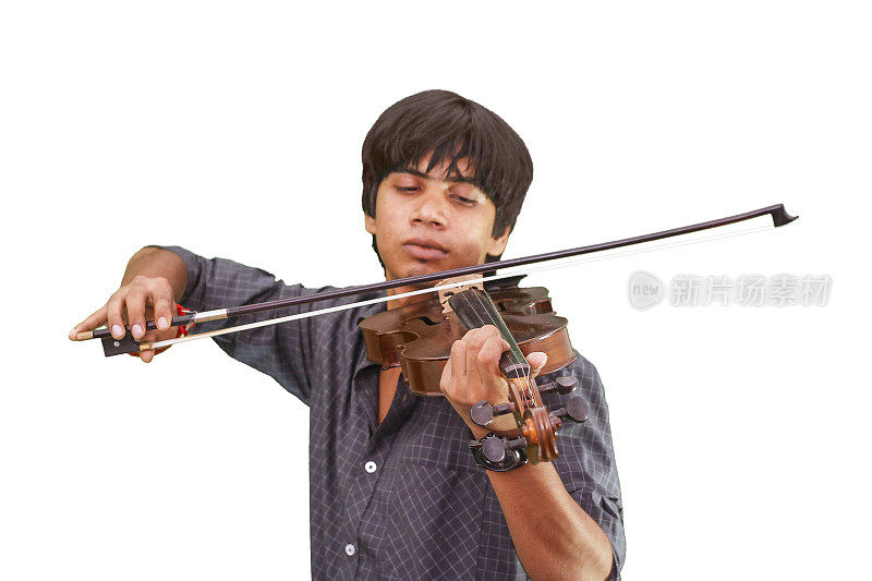 拉小提琴的年轻人