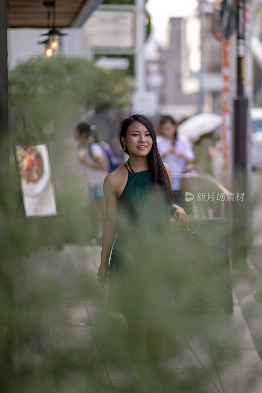 走在城市街道上的年轻女子