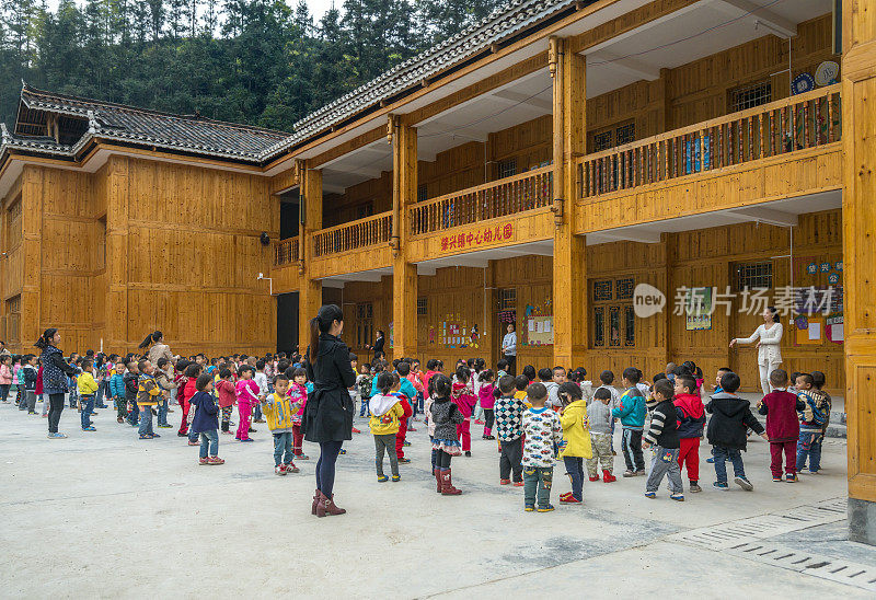 学龄前儿童在校园里与老师一起锻炼和跳舞