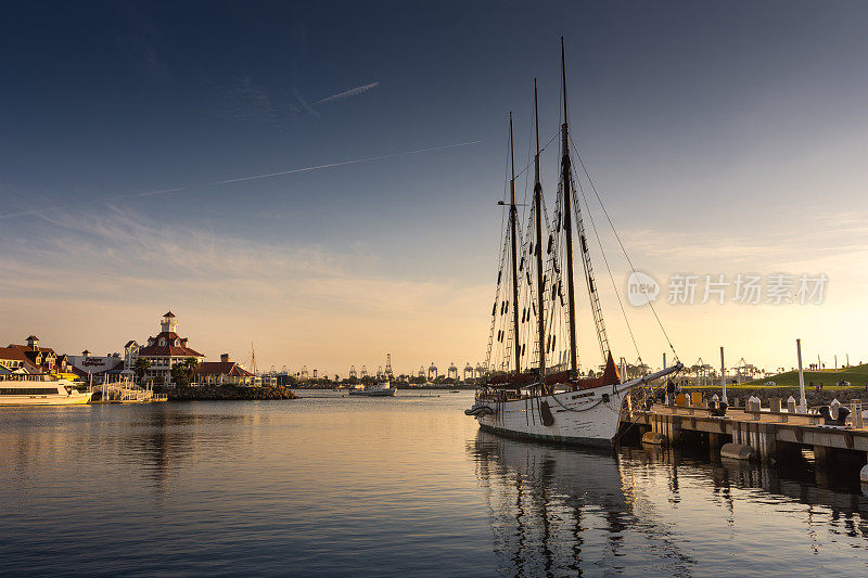 停泊在彩虹港的帆船，长滩，加州