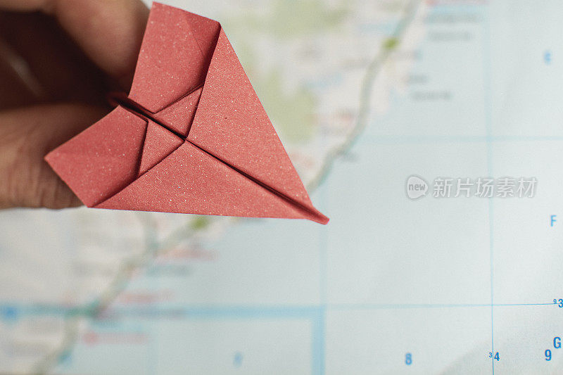 纸飞机飞过一张地图