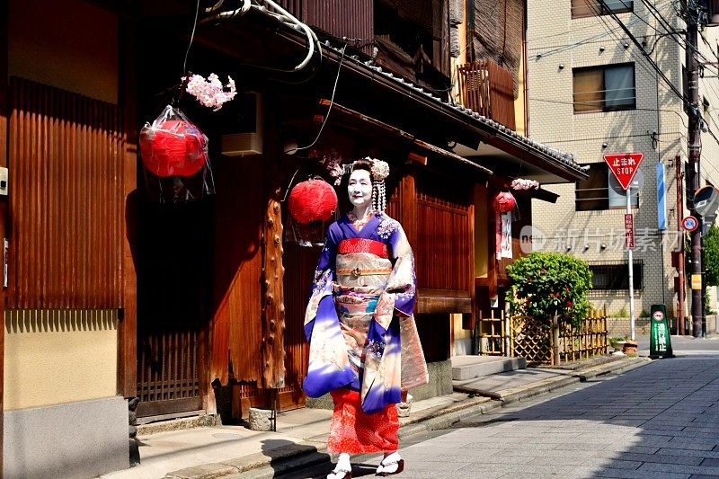 穿着舞子服装的日本女人走在京都祗园街