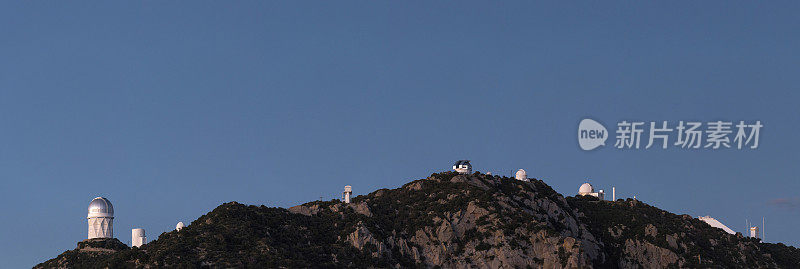 天黑后在亚利桑那州图森附近的基特峰上的望远镜