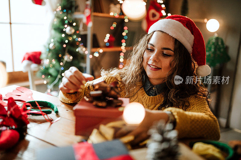 快乐的女人准备新年礼物