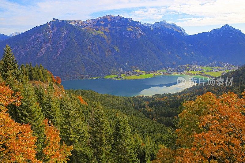 秋天，奥地利的阿钦湖和泰洛卡温德尔阿尔卑斯山