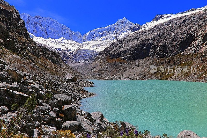 秘鲁安第斯山脉，拉古纳·拉卡湖，冰川和白雪皑皑的布兰卡山脉