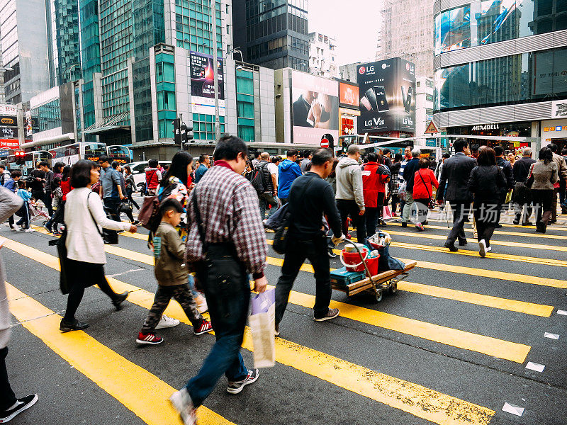 在香港，人群通勤者过马路、人行横道