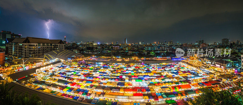 曼谷罗辉夜市五颜六色的摊位闪电风暴全景泰国