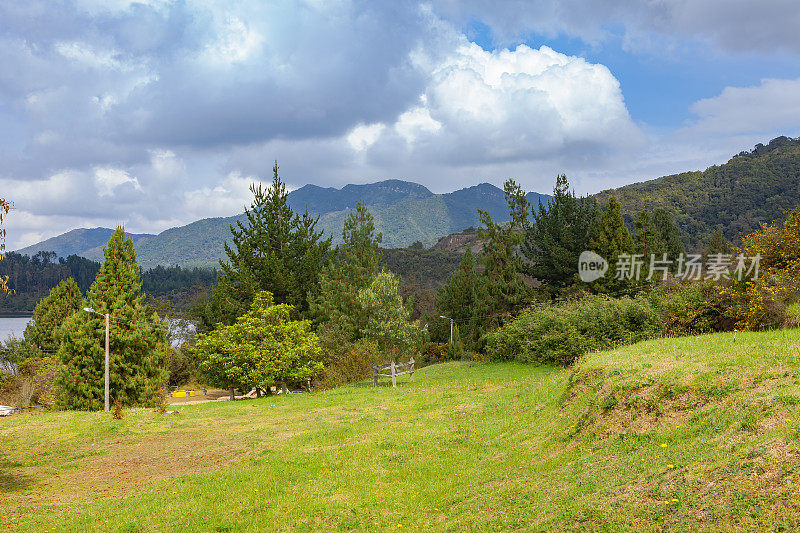 哥伦比亚，南美洲——风景如画的安第斯山脉和坎迪纳马卡省的纽萨墓，海拔近10000英尺;自然背景，没有人。