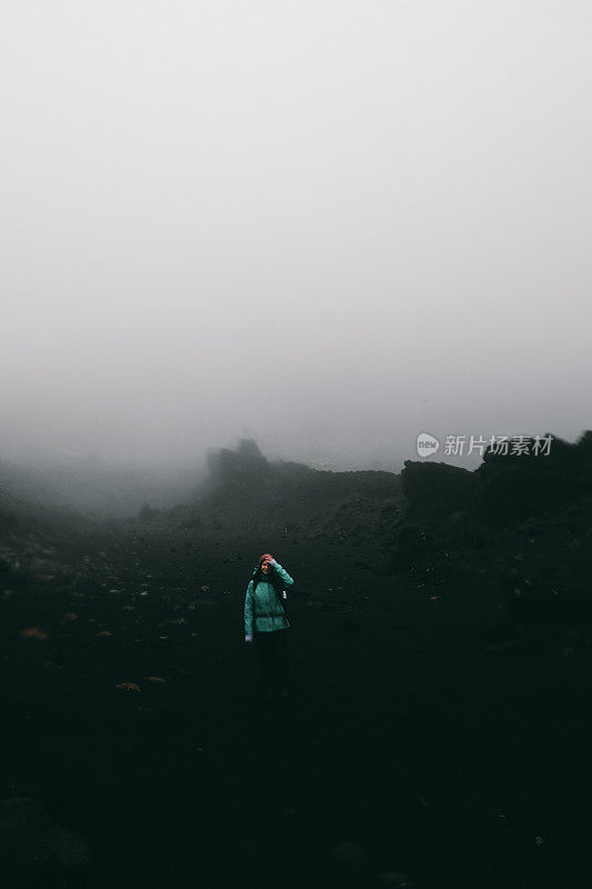 冰岛超现实主义火山景观中女人的剪影