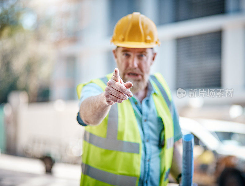 愤怒的建筑工人指责