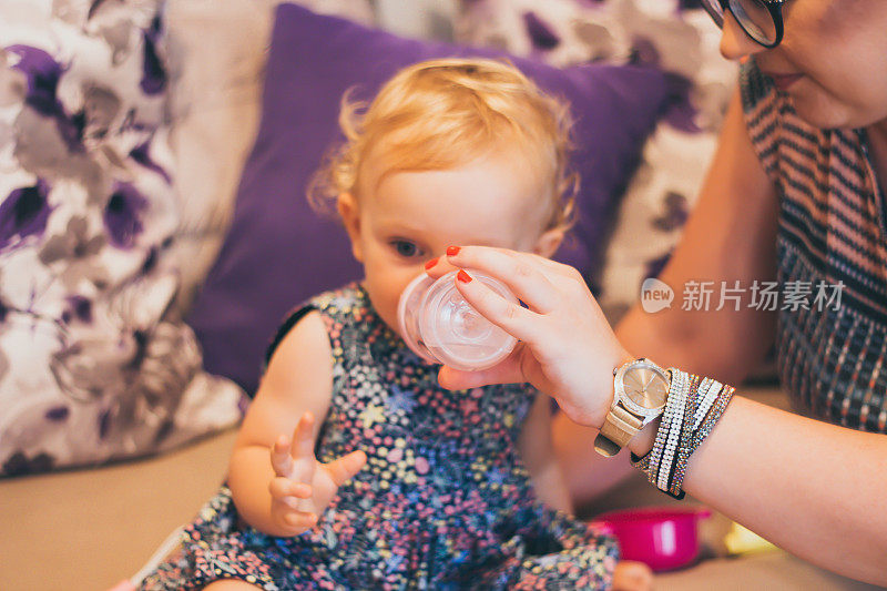 可爱的孩子喝奶瓶里的牛奶