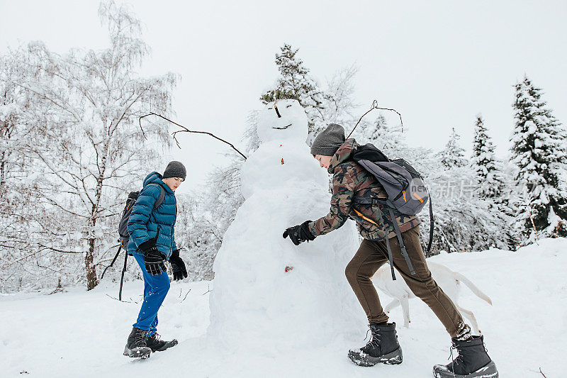 孩子们堆雪人