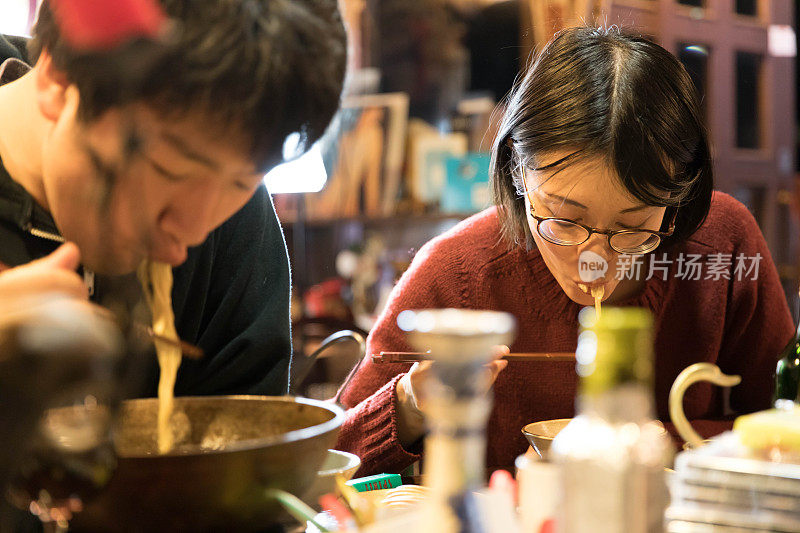 男人和女人在吃拉面