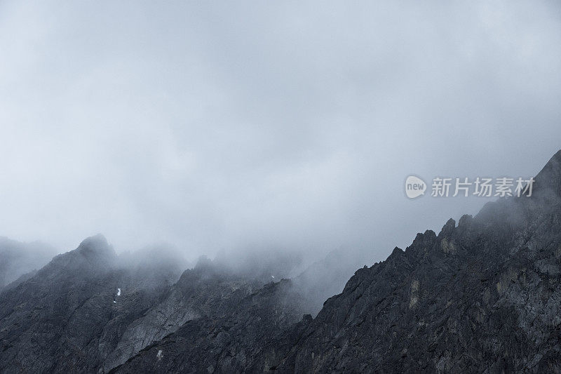 黑暗的山峰在雾中