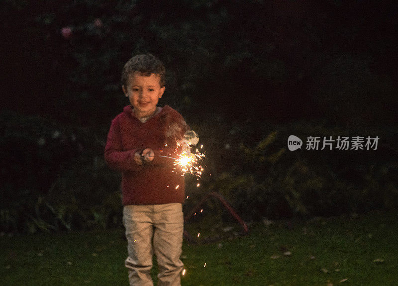 男孩们拿着烟花庆祝新年