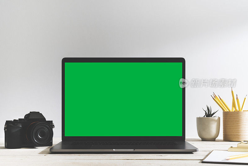 桌上的彩色键绿屏笔记本电脑。