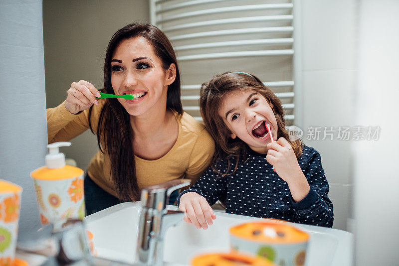 妈妈和女儿在刷牙