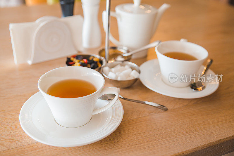 咖啡桌上放着白色茶杯和茶