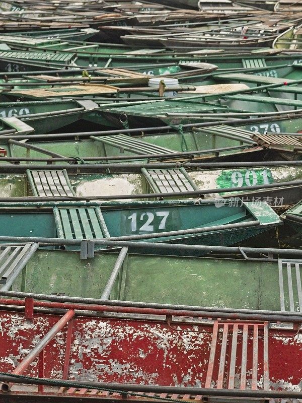 越南宁平码头的红色和绿色越南船只