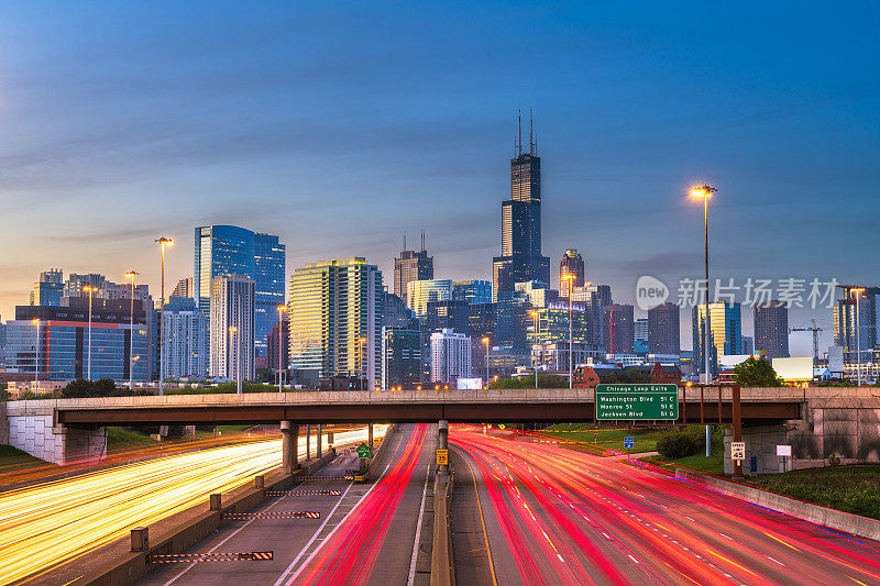 美国伊利诺斯州芝加哥市区高速公路上的天际线