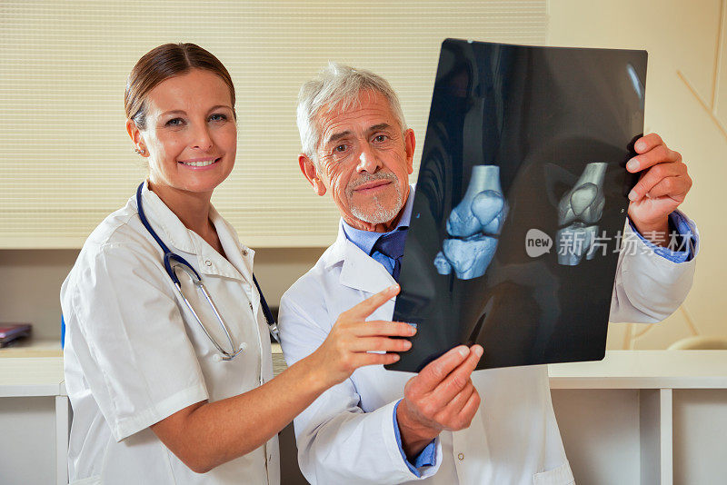 检查病人x光片的骨科医生和放射学家。健康医学概念