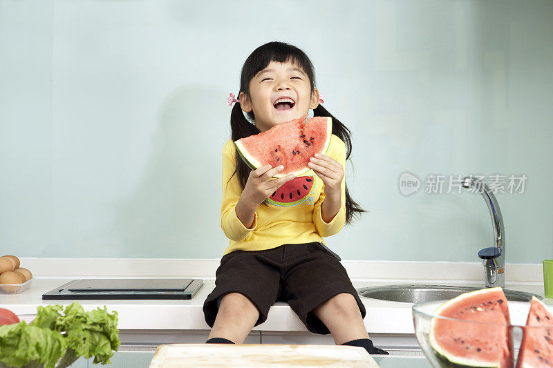 小女孩吃西瓜
