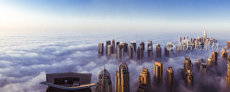 云彩覆盖的迪拜码头