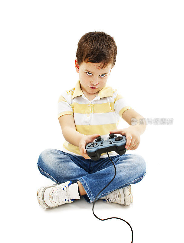 男孩在用电子游戏控制器