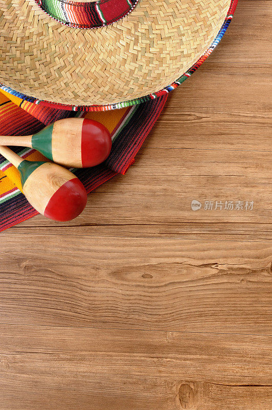 墨西哥宽边帽和松木地板上的毯子