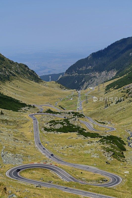 高海拔蜿蜒公路喀尔巴阡山脉全景。