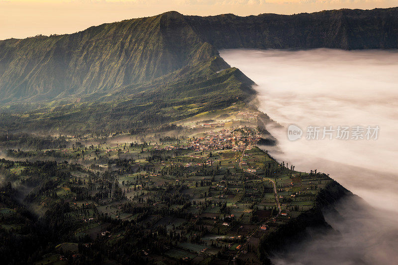 西莫罗·拉旺村，晨光映在薄雾上