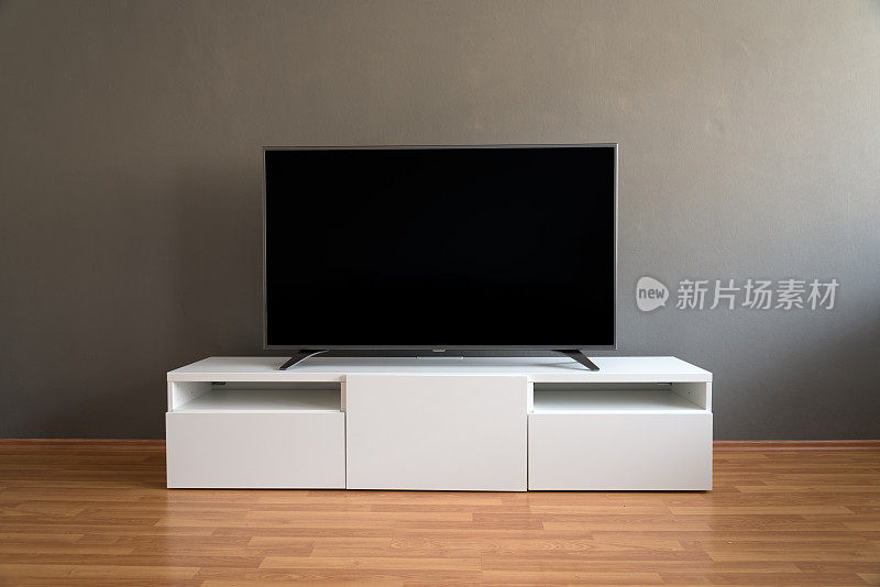 平板液晶电视上的白色橱柜