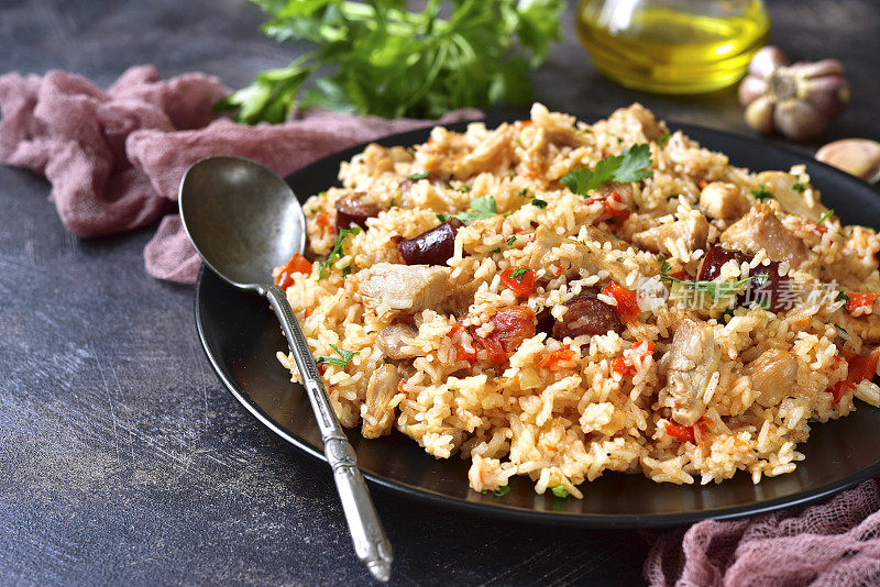 什锦饭-辛辣的米饭配肉和蔬菜。