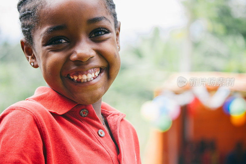 美丽的埃塞俄比亚女孩在一个派对上微笑