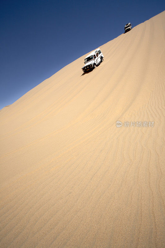 纳米比亚沙丘上的四轮汽车