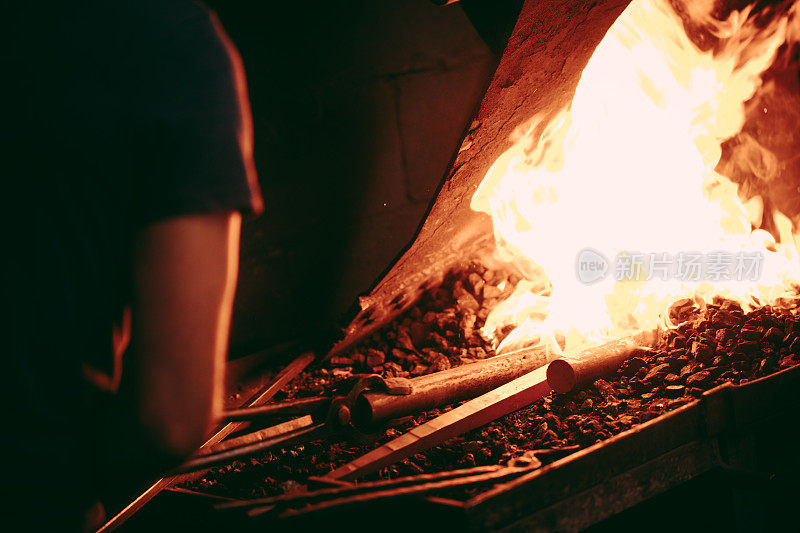 铁匠在铁炉上用火打铁