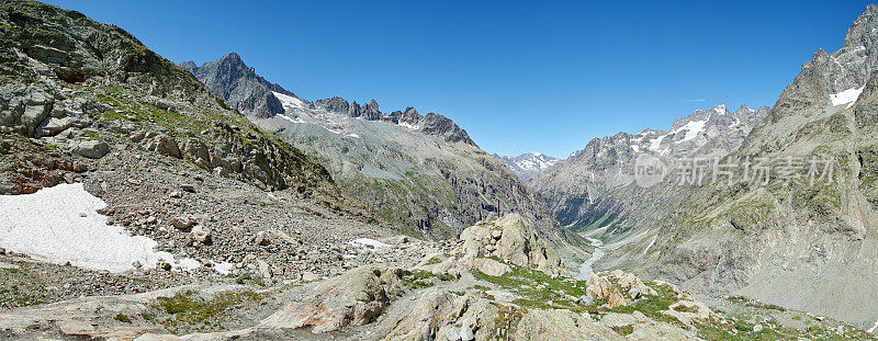 山脉和冰川的全景