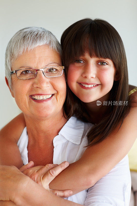 可爱的女孩拥抱她的祖母