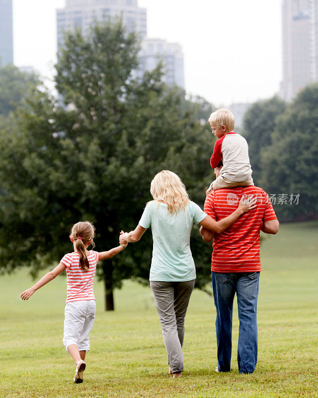 一家人在皮埃蒙特公园散步