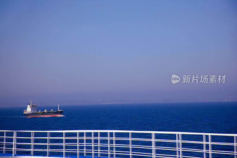 油轮漂浮在蓝色的海上